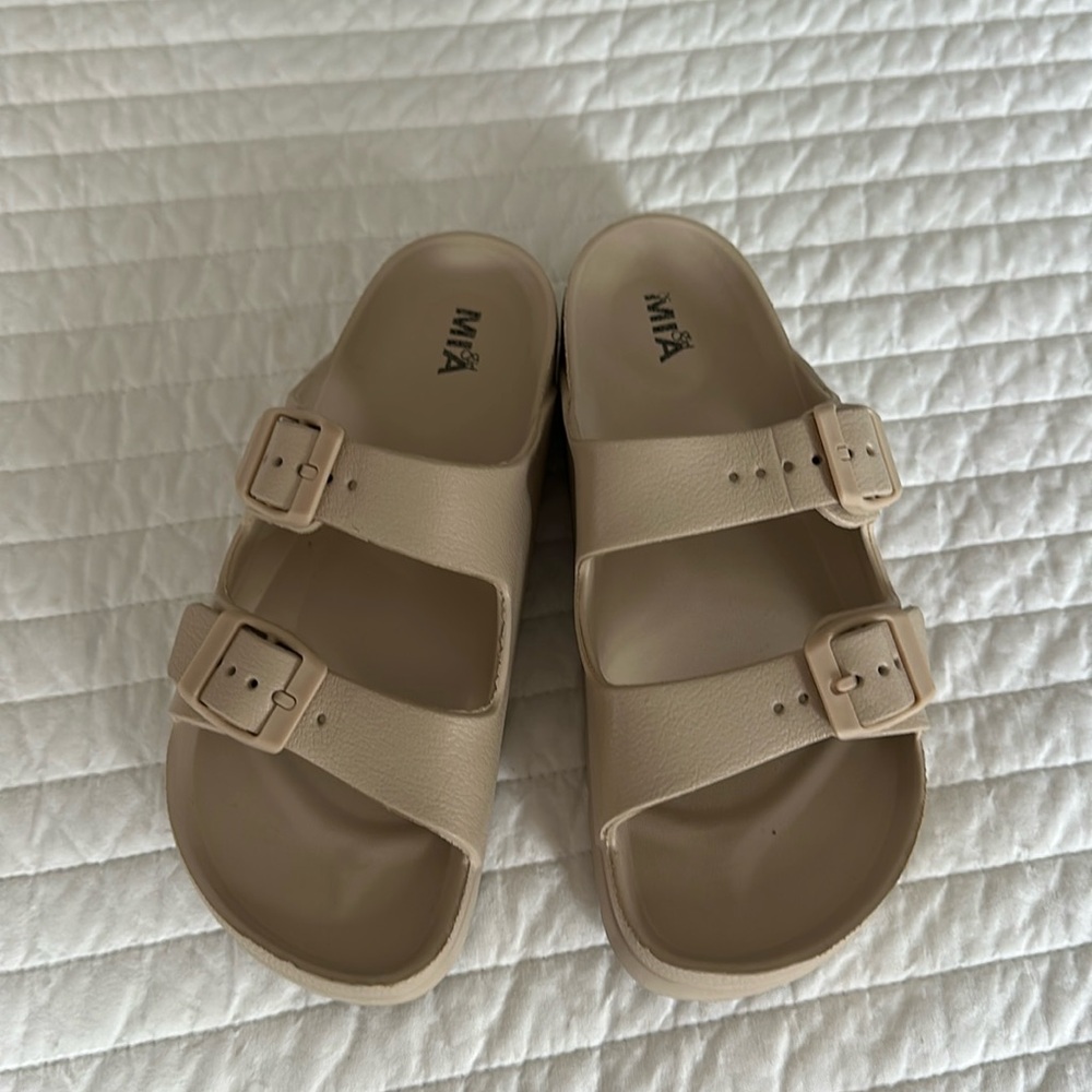Girl’s MIA Platform Sandals 👡
